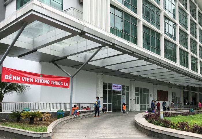 Bé gái 1 tuổi được chuyển gấp đến Bệnh viện Nhi đồng 2 TP.HCM.