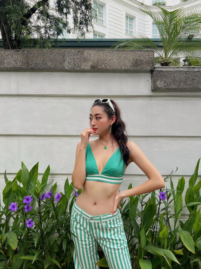 Không phải gần đây, Lương Thùy Linh mới có sự thay đổi về phong cách thời trang. Ngay khi gần hết nhiệm kỳ, những trang phục khai thác lợi thế eo thon đã được Lương Thùy Linh dần ưu tiên nhiều hơn so với những ngày đầu đăng quang (Ảnh: Facebook nhân vật).