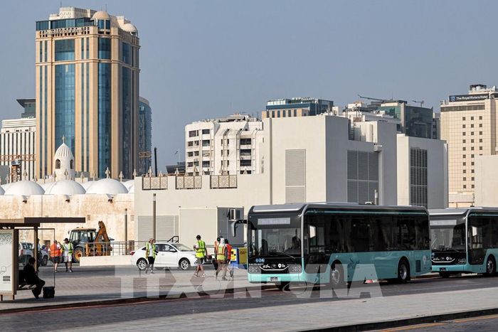 Các xe buýt phục vụ World Cup 2022 trong buổi chạy thử nghiệm tại Doha, Qatar, ngày 18/8/2022. Ảnh: AFP/TTXVN