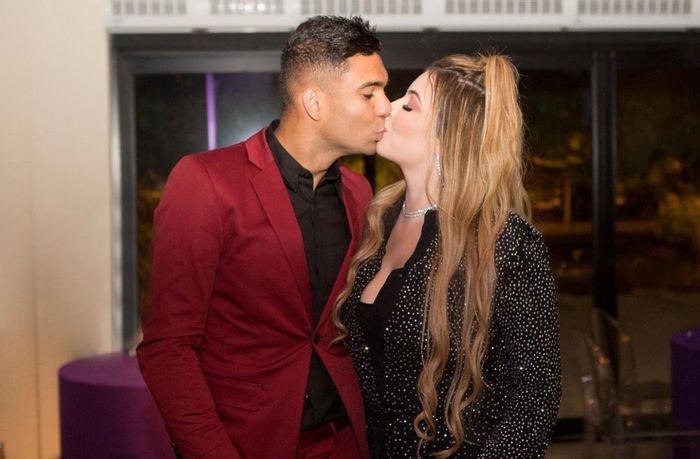  Đứng sau những thành công của tiền vệ người Brazil là cô vợ đồng hành trong 8 năm hôn nhân Anna Mariana Casemiro. 