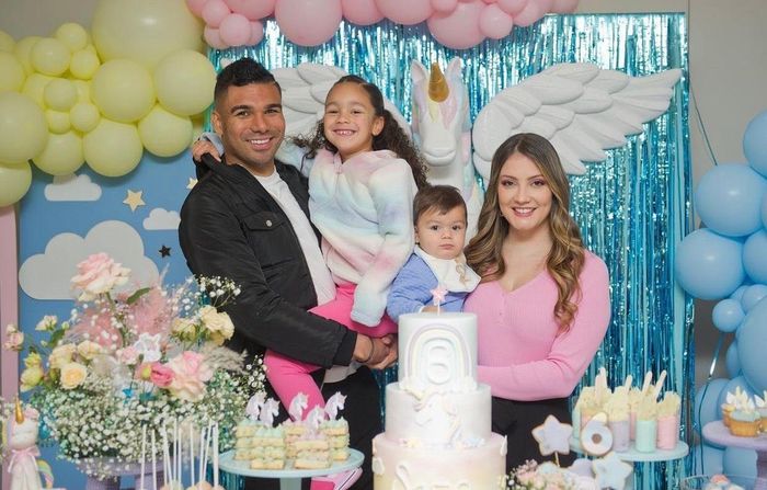  Năm 2016, Anna và Casemiro đón công chúa đầu lòng tên Sara Casemiro. Cặp đôi chào đón bé trai thứ hai vào năm 2021, Caio Casemiro. Những hình ảnh về hai bé luôn ngập tràn trang cá nhân của vợ chồng Casemiro. 