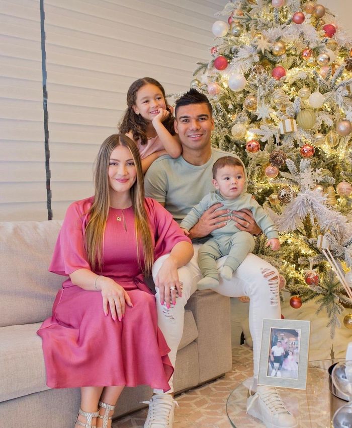  Anna hoạt động mạng xã hội khá tích cực. Tài khoản cá nhân của vợ Casemiro có tích xanh và sở hữu gần 300.000 người theo dõi. Cô thường xuyên chia sẻ những khoảnh khắc gia đình hạnh phúc, vui vẻ. 