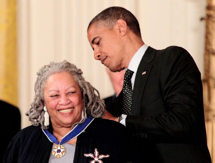  Tổng thống Obama trao Huân chương Tự do cho nhà văn Toni Morrison. Ngoài viết lách, bà còn tham gia nhiều hoạt động xã hội để đòi quyền bình đẳng cho phụ nữ. Ảnh: VOV. 