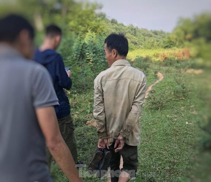 Sau gần nửa ngày truy lùng, lực lượng chức năng đã bắt được đối tượng Lương Văn Thiết -Ảnh: Duy Chiến