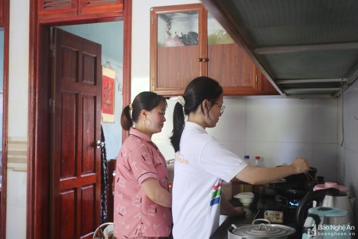 Những ngày này, Thu Thảo thường giúp đỡ mẹ công việc thường nhật. Ảnh: Thanh Nga