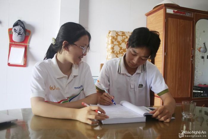 Thảo thường xuyên bày vẽ hướng dẫn cho em trai trong quá trình học tập. Ảnh: Thanh Nga