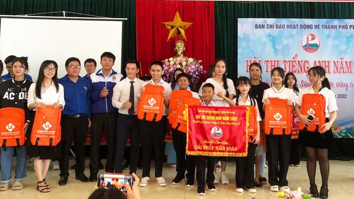 Ban tổ chức trao giải nhất cho đội thi của phường Yên Thế (TP. Pleiku). Ảnh: Phan Lài