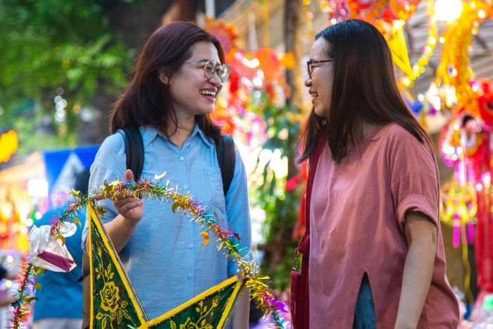  Thùy Trang (24 tuổi) cùng bạn đã đến Hàng Mã và lựa mua đồ trang trí cho lớp học của mình. “Năm nào cũng vậy, bọn mình thường đến đây mua đồ về để làm đẹp, tạo không khí”, Trang chia sẻ. 