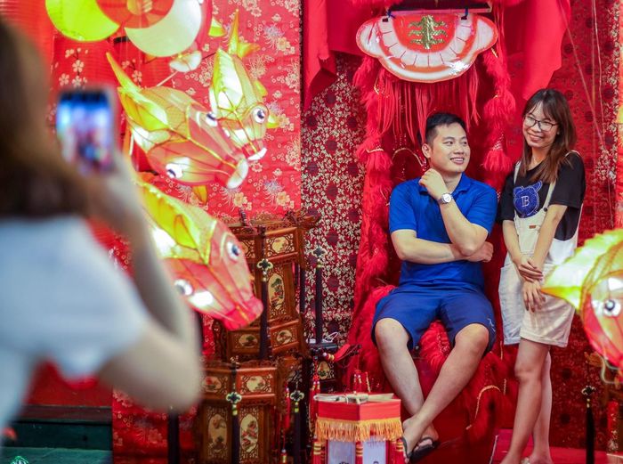  Không chỉ buôn bán đồ chơi, một số cửa hàng còn bày biện đồ trang trí như studio ngoài trời để phục vụ du khách có nhu cầu chụp ảnh. Với giá từ 50.000 đồng/lượt, khách du lịch có thể chụp bất kể thời gian và số người đi theo nhóm. 