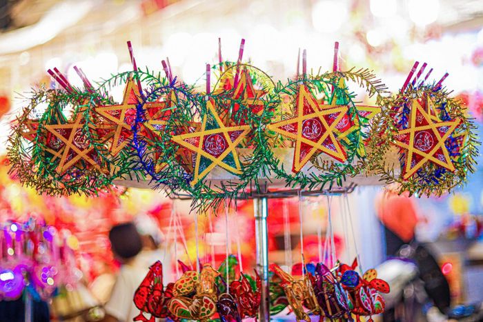  Mặt hàng được bày bán phổ biến nhất là những món đồ chơi đặc trưng như đèn ông sao, trống bỏi. Giá của mỗi chiếc dao động 15.000-30.000 đồng/chiếc với kích cỡ trung bình. 