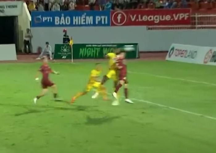 Ban Trọng tài cho rằng ở tình huống này thì khi cầu thủ Pinto (8, CLB Thanh Hóa) nhảy lên đánh đầu, cầu thủ Văn Thắng đã ở vị trí việt vị