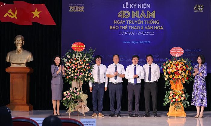 Tổng Giám đốc TTXVN Vũ Việt Trang (bìa phải) và Thứ trưởng Bộ VHTTDL Trịnh Thị Thủy tặng hoa BBT Báo TT&amp;VH tại Lễ kỷ niệm 40 năm Ngày truyền thống 