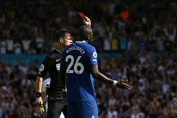 Koulibaly nhận thẻ vàng thứ 2 và buộc phải rời sân
