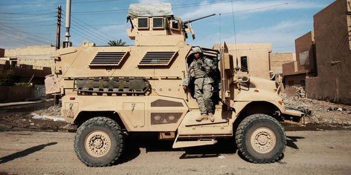 Các cửa kính bên hông xe được lắp chấn song bằng thép. Ảnh: Military