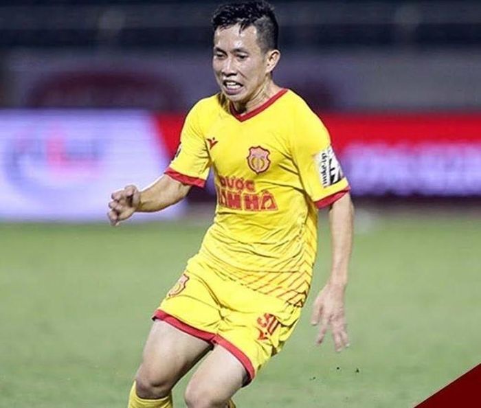Vũ Thế Vương (Câu lạc bộ Nam Định) là cầu thủ có chiều cao khiêm tốn nhất V.League năm nay. Ảnh: Internet