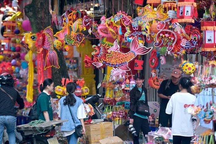 Đèn lồng hình cá chép giấy bóng kính đỏ là mẫu đồ chơi đã gắn liền với tuổi thơ của nhiều người Hà Nội.