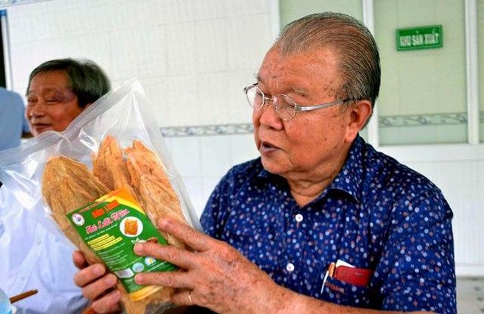 Giáo sư, Tiến sĩ Võ Tòng Xuân (bên phải) đánh giá cao chất lượng sản phẩm chay của cơ sở Bình Loan