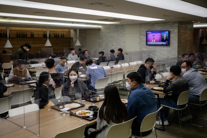  Môi trường làm việc trong các chaebol vẫn tồn tại nhiều rào cản với nữ giới. Ảnh: AFP. 