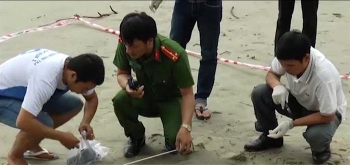 Phòng Kỹ thuật hình sự tiến hành khám nghiệm hiện trường một vụ án mạng.