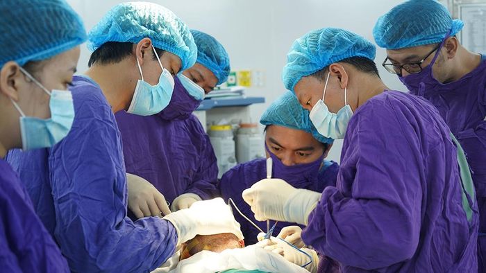 Các bác sĩ phẫu thuật khối u cho bệnh nhân. Ảnh: Bệnh viện Ung bướu Hà Nội