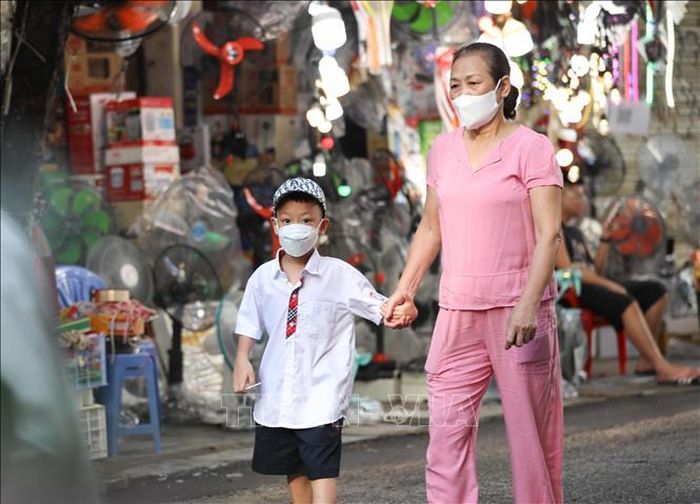Bà đưa cháu đến trường.