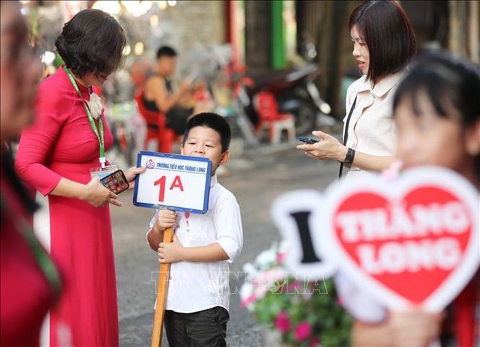 Nhiều bé còn e thẹn trong ngày đầu đến trường.