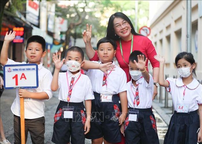 Các bé lớp 1 hân hoan trong ngày đầu đến trường.