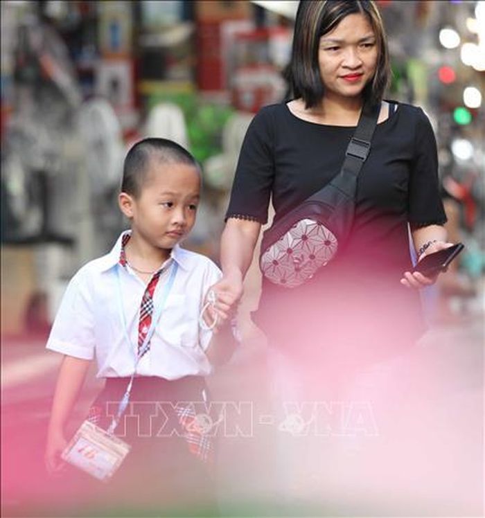 Nhiều bé còn e thẹn trong ngày đầu đến trường.
