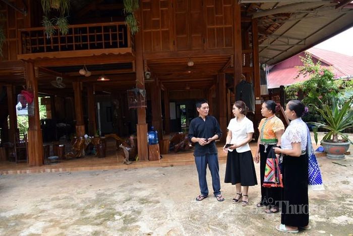Cán bộ Phòng Văn hóa Thông tin huyện Mộc Châu vận động nâng cao nhận thức cho bà con
