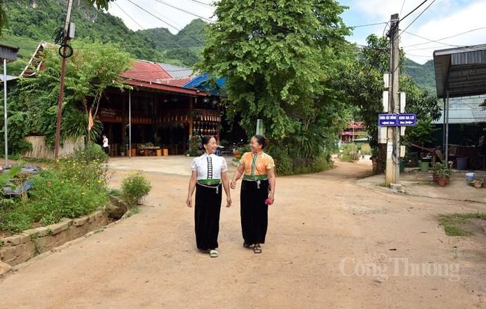 Từ ngày làm du lịch cộng đồng đường thôn bản luôn sạch đẹp