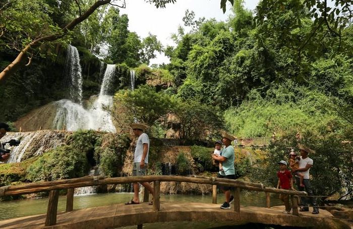 Du khách chiêm ngưỡng thác Dải Yếm