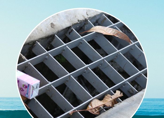 Một trong những miệng cống hiếm hoi không bị bịt trên phố Ỷ Lan, phường Nam Cường.