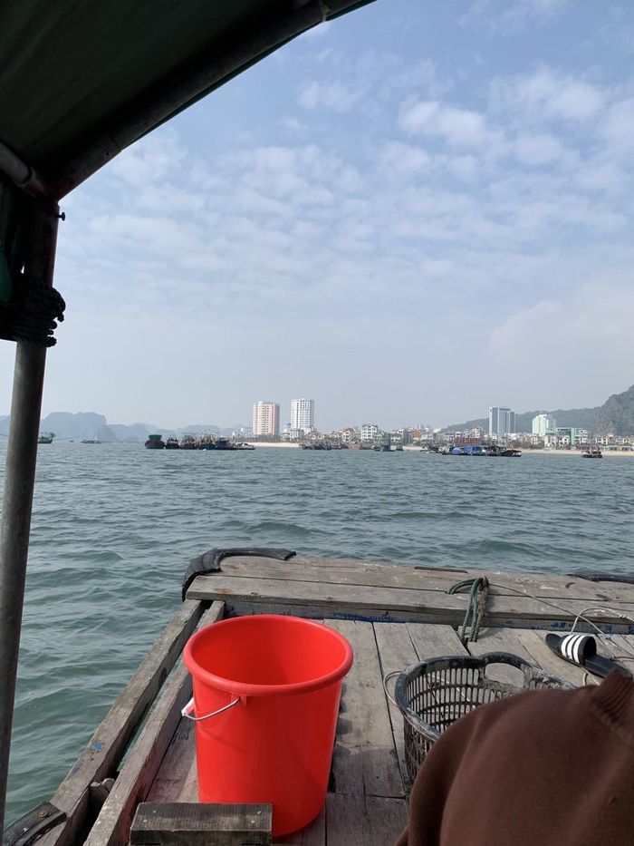 Thuyền thu gom rác thải nhựa trên Vịnh Hạ Long tại khu vực gần Bãi tắm Hòn Gai.