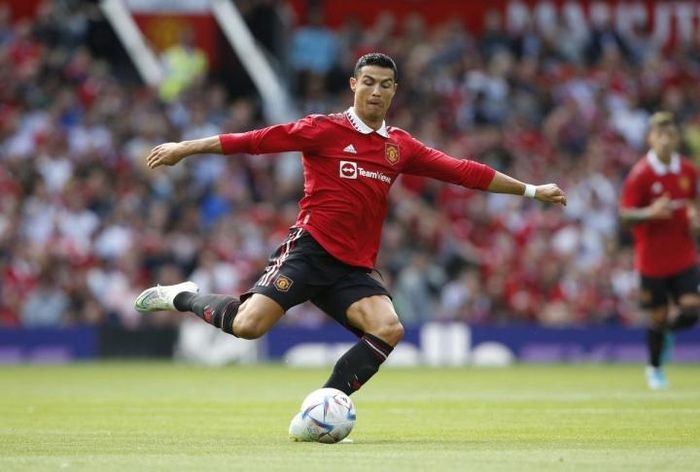 Ronaldo cần được tạo điều kiện bám vòng cấm.