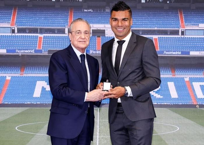 Chủ tịch Perez trao quà kỉ niệm cho Casemiro.