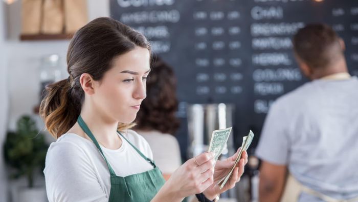 Nhiều nhân viên sống dựa vào tiền tip của khách. Ảnh: Insider.
