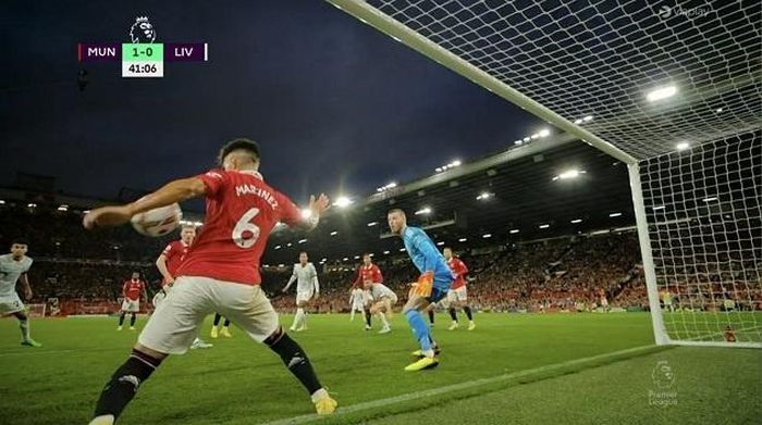 Cuối hiệp một, Martinez còn giải vây cho MU ngay trước vòng cấm khi đồng đội Bruno Fernandes suýt phản lưới nhà. Trọng tài chính không cho rằng Martinez để bóng chạm tay ở tình huống này.
