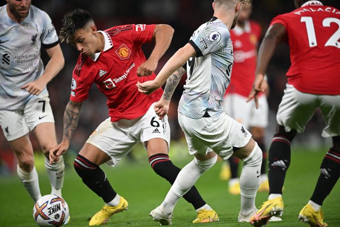 Ngoài ra, cựu trung vệ Ajax còn chuyền chính xác 82%, chạm bóng 41 lần, có 3 lần thu hồi bóng và 100% tỷ lệ qua người thành công.