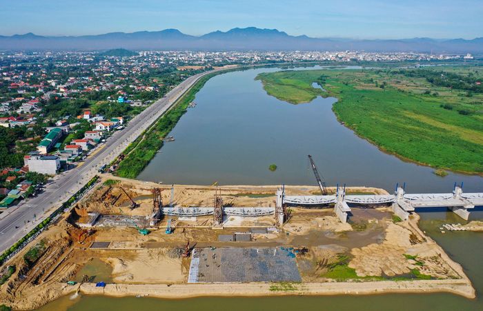 Lãnh đạo Ban Quản lý dự án đầu tư xây dựng các công trình giao thông tỉnh Quảng Ngãi, cho biết đến cuối tháng 8, các nhà thầu đã hoàn thành lắp dựng 18/19 cửa van, nâng 15/18 cửa van lên cao trình chốt.