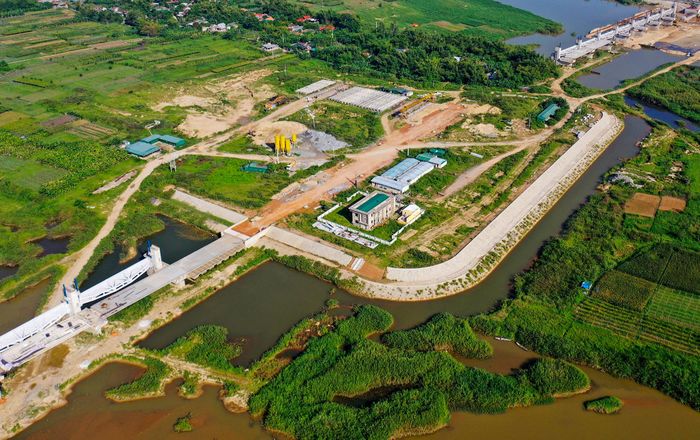 Nhà quản lý vận hành công trình được đặt ở phía hạ lưu đảo Ngọc rộng 2.145 m2, giữa dòng sông Trà Khúc.