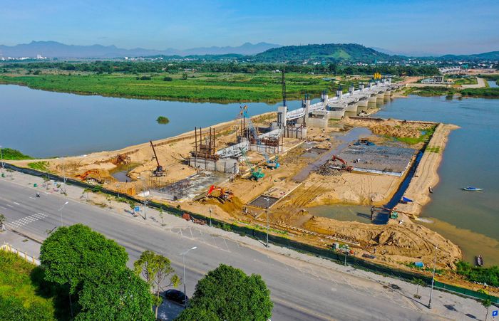 Đập dâng hạ lưu sông Trà Khúc khởi công tháng 7/2019 - là dự án thủy lợi kết hợp giao thông với mục tiêu chính dâng nước trên sông, nhằm vừa tạo cảnh quan đẹp cho TP Quảng Ngãi, vừa ngăn xâm nhập mặn về phía thượng lưu sông Trà Khúc.