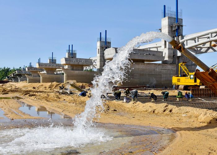 Các nhà thầu thi công đập dâng giữa sông nên phải dùng máy bơm công suất lớn để đưa nước ra ngoài. Theo kế hoạch ban đầu, đến năm 2021 công trình hoàn thành, song đến tháng 8/2020, Ủy ban Kiểm tra Trung ương kết luận về sai phạm của lãnh đạo tỉnh trong đầu tư công trình. Trong lúc chờ khắc phục sai phạm, dịch Covid-19 kéo dài, địa phương lại khó khăn ngân sách nên dự án tạm dừng thi công.