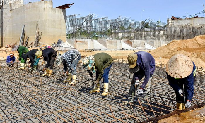 Đầu năm 2022, công trình được bố trí vốn tiếp tục triển khai. Vì mùa mưa lũ cận kề, 5 nhà thầu đang huy động nhân lực, phương tiện cơ giới thi công đổ bê tông sàn phía hạ lưu của đập dâng.