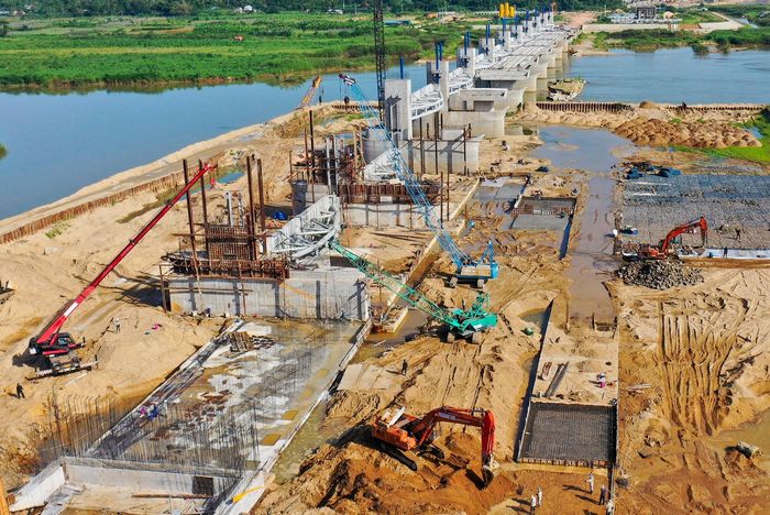 Đập dâng nằm ở gần cuối sông Trà Khúc. Bờ nam nối với đường Trường Sa, xã Nghĩa Dũng và bờ bắc nối với đường Hoàng Sa, xã Tịnh An (TP Quảng Ngãi). Đoạn giữa của công trình nối với ốc đảo Ân Phú (còn gọi là đảo Ngọc) trên sông Trà Khúc. Công trình do Ban quản lý dự án đầu tư xây dựng các công trình giao thông tỉnh làm chủ đầu tư, tổng vốn đầu tư là 1.500 tỷ đồng.