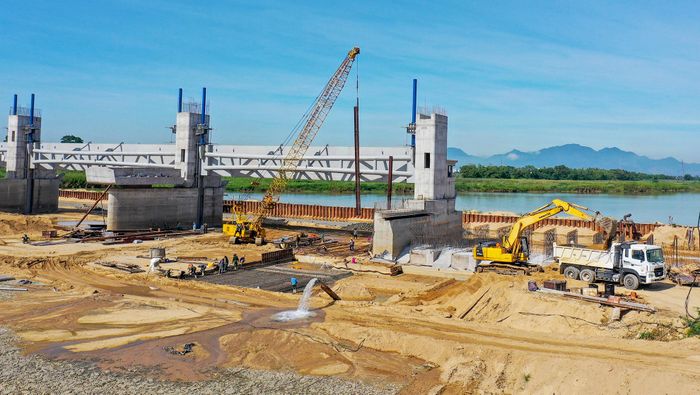 Nhà thầu thi công lắp dầm cầu phía bắc đập dâng nối với đường Hoàng Sa, xã Tịnh An, TP Quảng Ngãi. Người dân địa phương kỳ vọng công trình đưa vào sử dụng sẽ là điểm nhấn kiến trúc độc đáo, vừa phát triển du lịch, dịch vụ, vừa phục vụ thúc đẩy kinh tế - xã hội Quảng Ngãi.