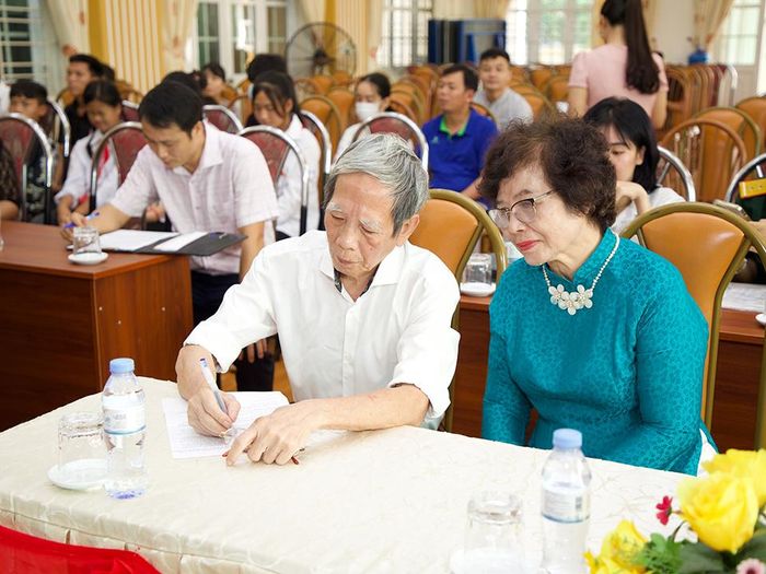 Con trai và con dâu cố nhà thơ Thâm Tâm