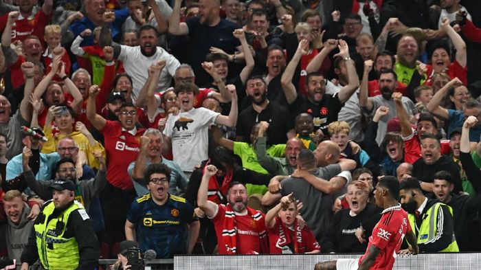 Old Trafford bùng nổ với bàn thắng của Rashford
