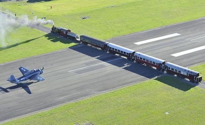 Khoảng khắc khó tin tại một tuyến đường sắt giao với đường băng ở New Zealand.
