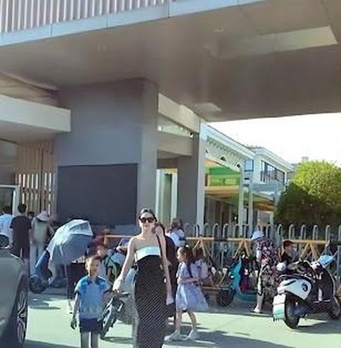 Những bộ đồ của nữ phụ huynh trên toát lên thần thái sang chảnh, quý phái. Nếu gặp chị ở sự kiện, không khéo có nhiều người nhầm là sao xịn đến tham dự.