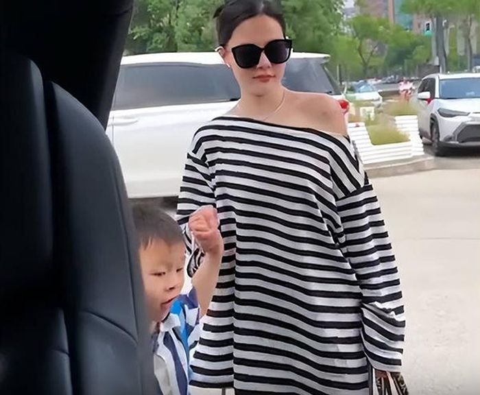 Mới đây, một bà mẹ đã gây bão mạng xã hội về những bộ đồ chị ta mặc khi đi đón con. Khác với các phụ huynh khác, chị này thường diện những bộ đồ lồng lộn, như sao thảm đỏ.